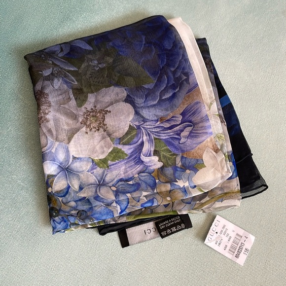 Authentic Gucci Floral Silk Scarf - Picture 4 of 11